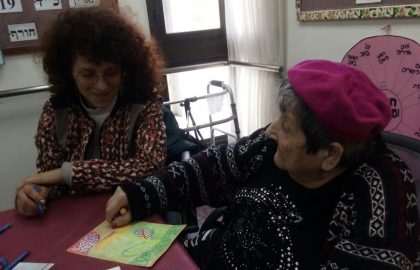 פעילות יצירה עם קשישים ב״בית באייר״, סניף ירושלים